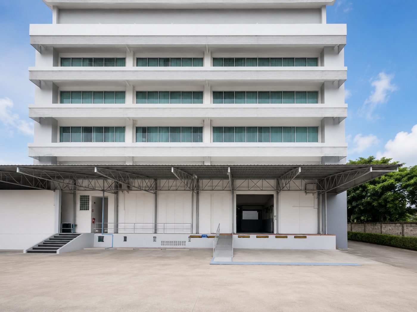 อาคารด้านหน้า · ทางเข้าห้อง 102